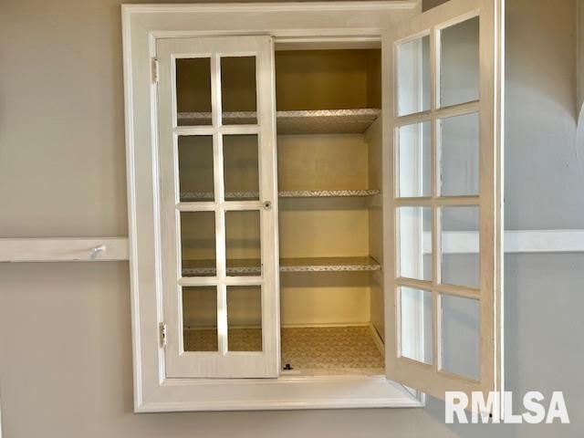 2133 N DIVISION Street, Davenport, IA 52804