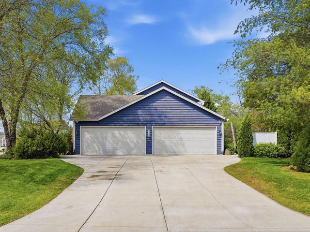 13370 Maple Ridge ROAD, New Berlin, WI 53151