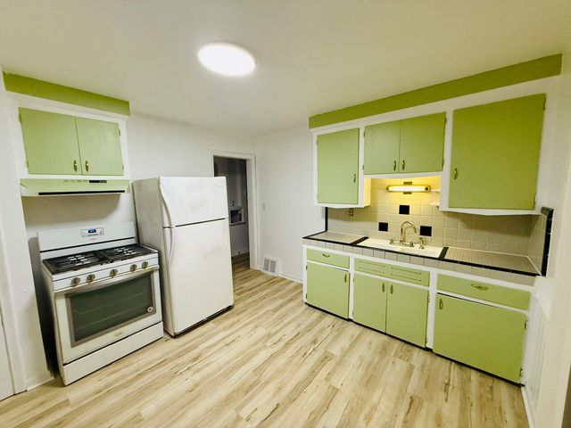 54 E Fairmount Avenue, Pontiac, MI 48340