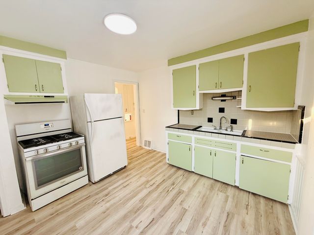 54 E Fairmount Avenue, Pontiac, MI 48340