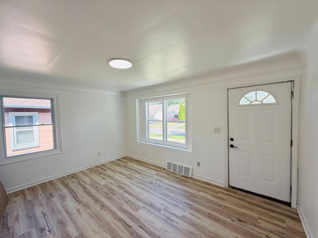 54 E Fairmount Avenue, Pontiac, MI 48340