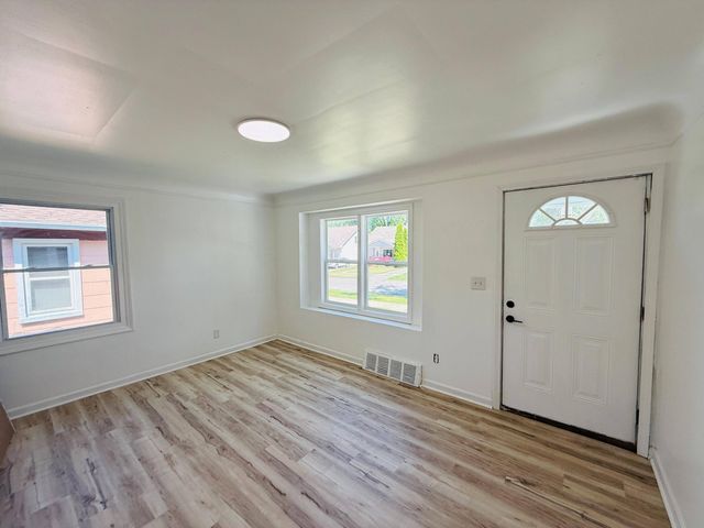 54 E Fairmount Avenue, Pontiac, MI 48340