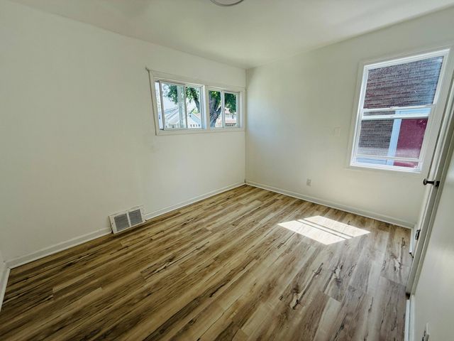 54 E Fairmount Avenue, Pontiac, MI 48340