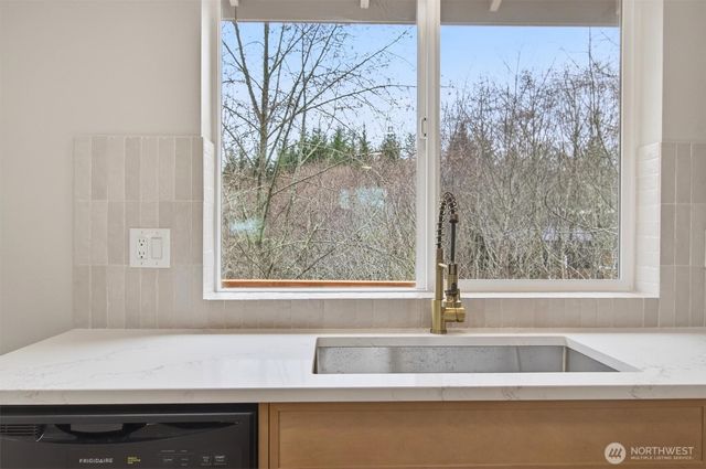 11 Sun Crest Lane, Cathlamet, WA 98612