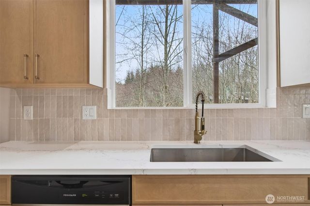 11 Sun Crest Lane, Cathlamet, WA 98612