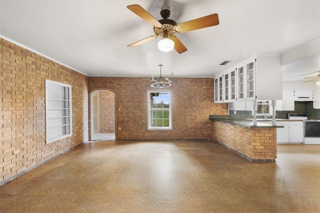 4361 Us Highway 77 S, Hallettsville, TX 77964