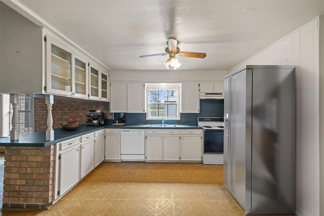 4361 Us Highway 77 S, Hallettsville, TX 77964