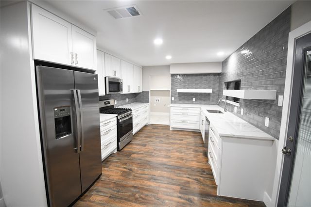 1011 Sam Hill Street, Irving, TX 75062