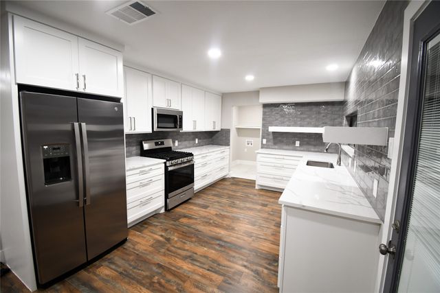 1011 Sam Hill Street, Irving, TX 75062