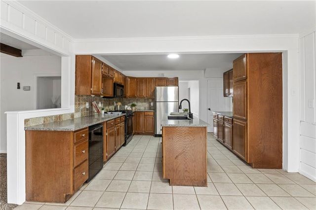 9616 Holmes Road, Kansas City, MO 64131