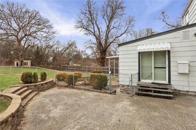 9616 Holmes Road, Kansas City, MO 64131