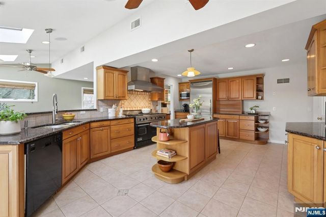 777 W Saddle River Road, Ho-ho-kus, NJ 07423