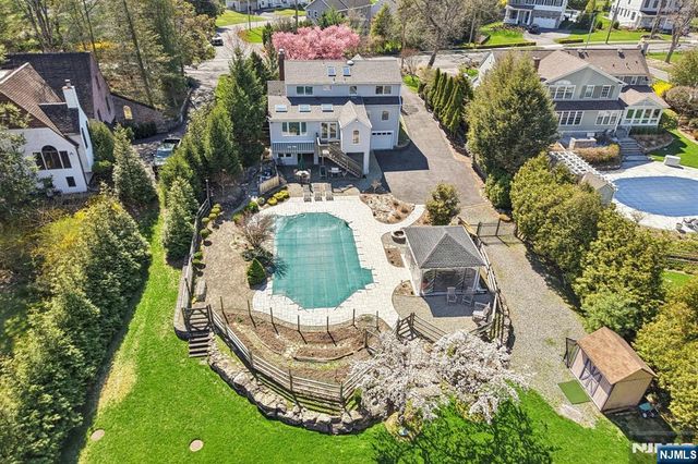 777 W Saddle River Road, Ho-ho-kus, NJ 07423