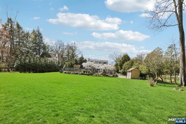 777 W Saddle River Road, Ho-ho-kus, NJ 07423