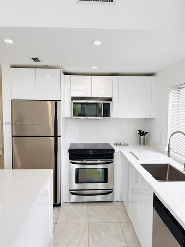 7700 Collins Ave 5, Miami Beach, FL 33141