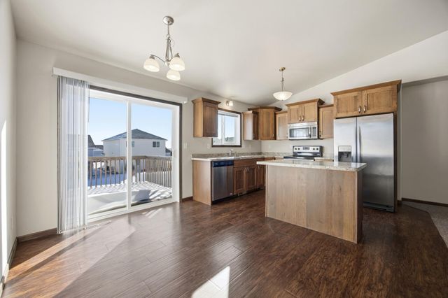 6038 59th Street S, Fargo, ND 58104