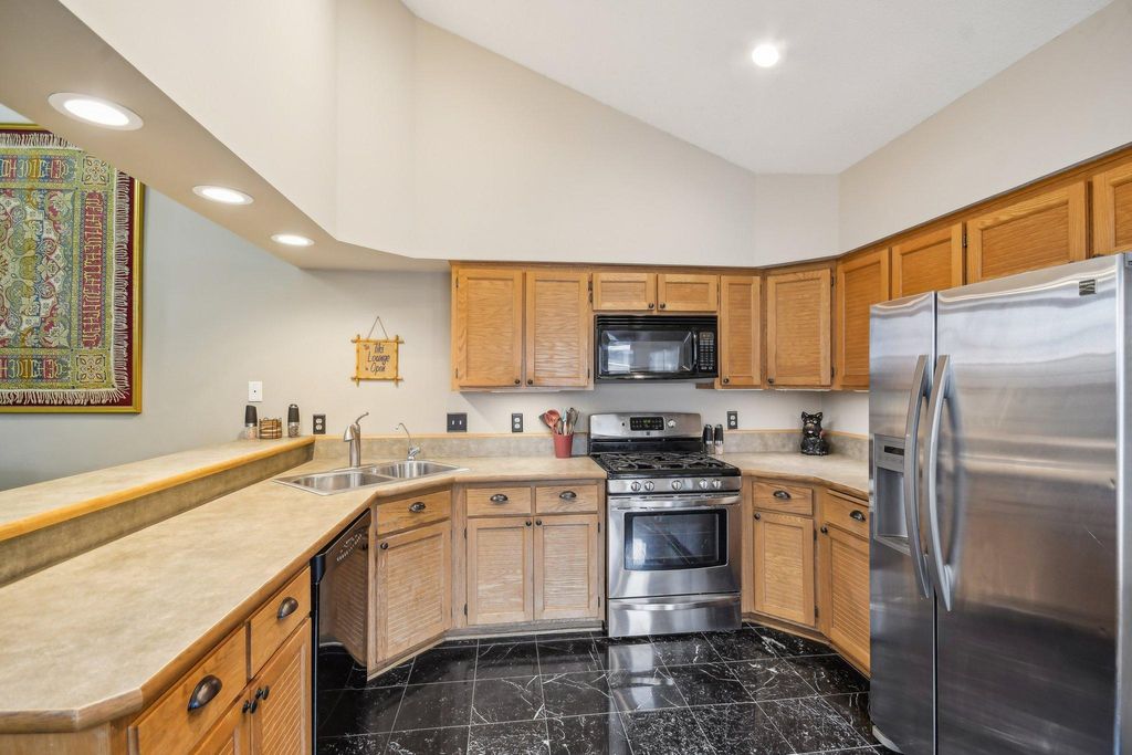 8631 Seasons Parkway, Woodbury, MN 55125