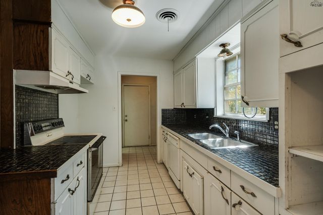 2611 N LEIGHTON CIRCLE, Wichita Falls, TX 76309