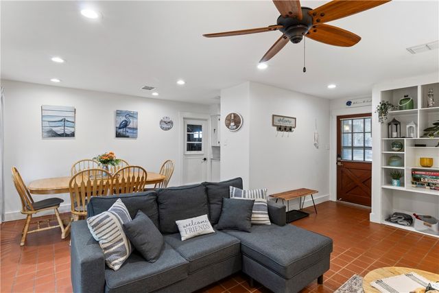 1903 Johnson Ave, Rockport, TX 78382