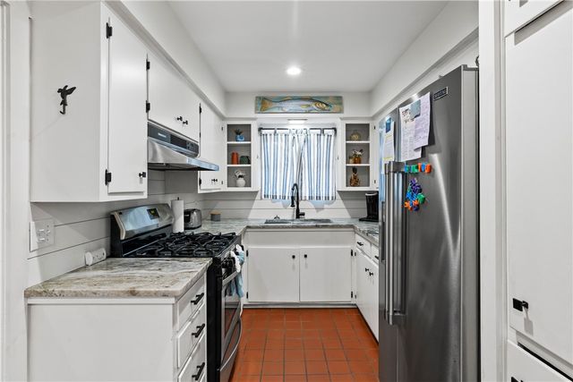 1903 Johnson Ave, Rockport, TX 78382