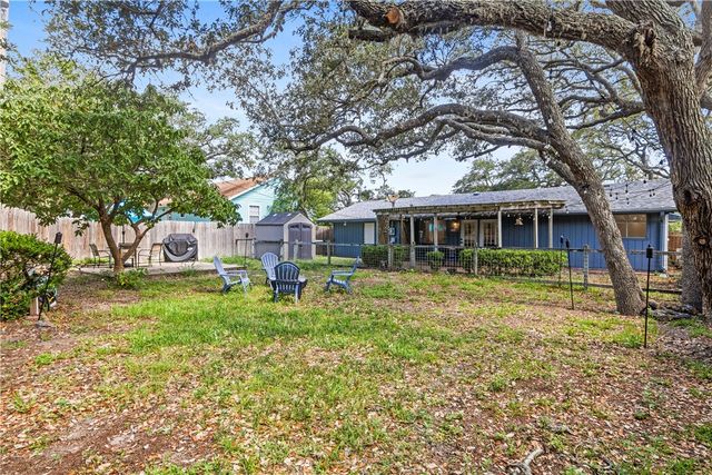 1903 Johnson Ave, Rockport, TX 78382