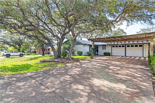 1903 Johnson Ave, Rockport, TX 78382