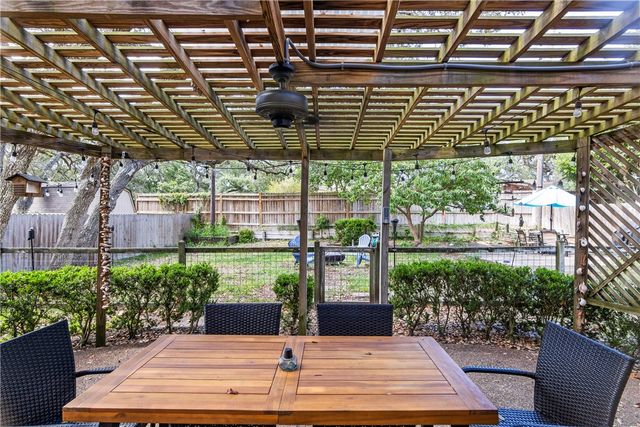 1903 Johnson Ave, Rockport, TX 78382