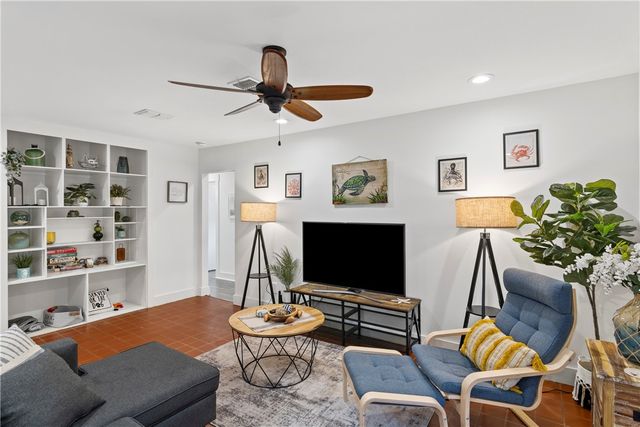 1903 Johnson Ave, Rockport, TX 78382