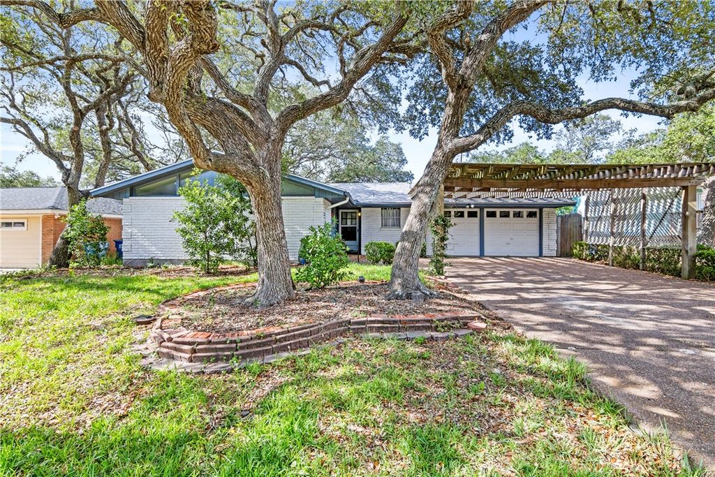 1903 Johnson Ave, Rockport, TX 78382
