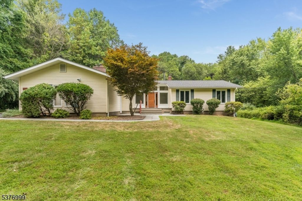 526 Cokesbury Rd, Clinton Twp., NJ 08801
