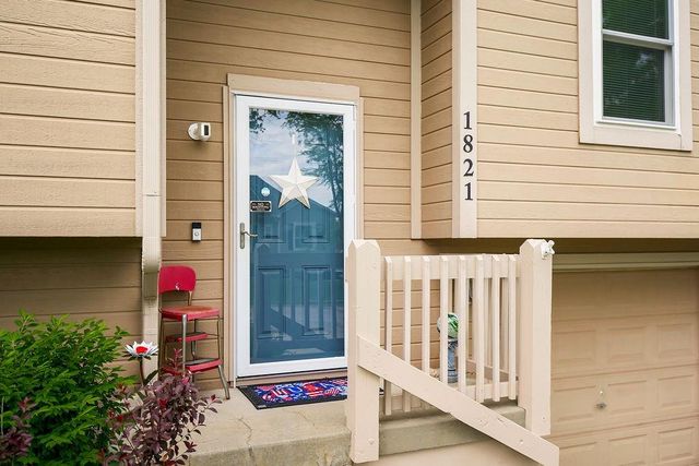 1821 SE Kenwood Drive, Blue Springs, MO 64014
