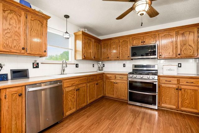 1821 SE Kenwood Drive, Blue Springs, MO 64014