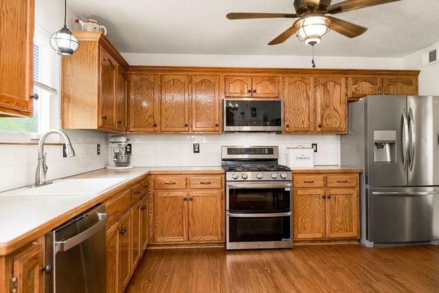 1821 SE Kenwood Drive, Blue Springs, MO 64014
