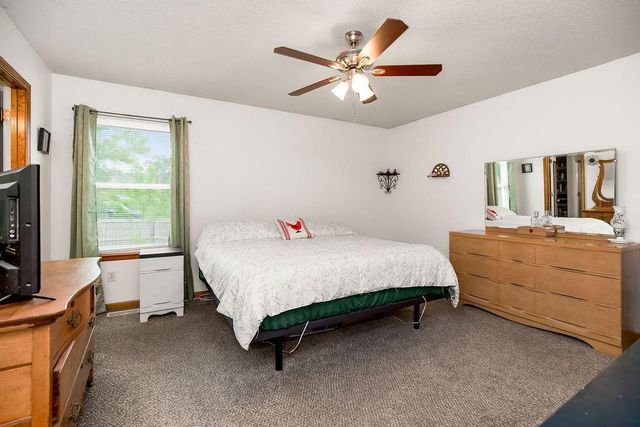 1821 SE Kenwood Drive, Blue Springs, MO 64014