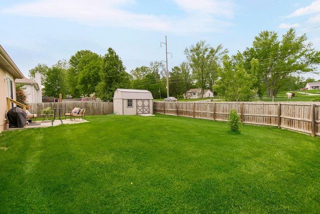 1821 SE Kenwood Drive, Blue Springs, MO 64014