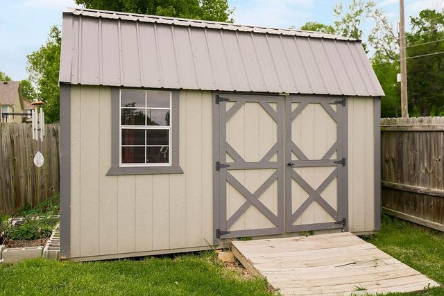 1821 SE Kenwood Drive, Blue Springs, MO 64014