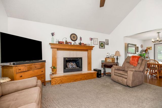 1821 SE Kenwood Drive, Blue Springs, MO 64014