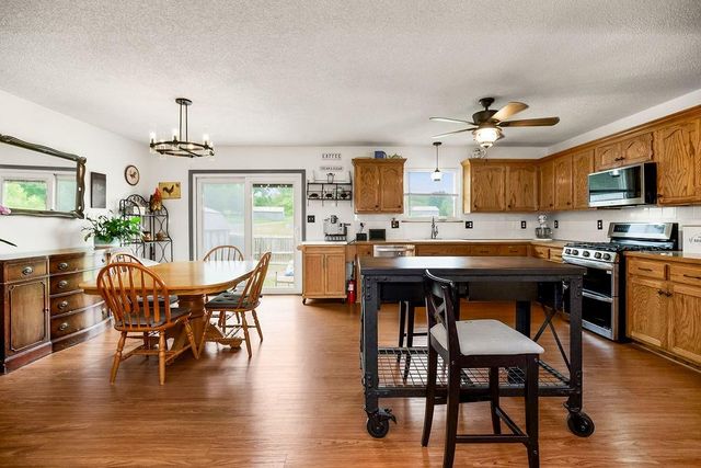 1821 SE Kenwood Drive, Blue Springs, MO 64014