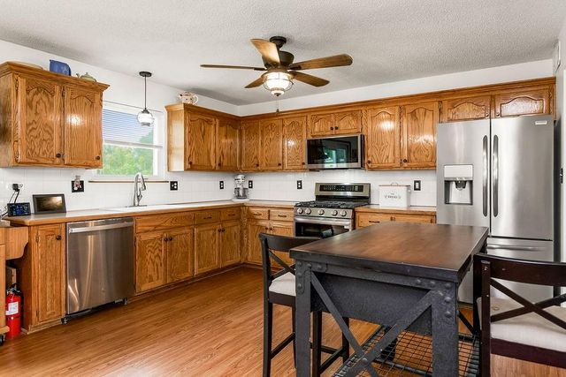 1821 SE Kenwood Drive, Blue Springs, MO 64014