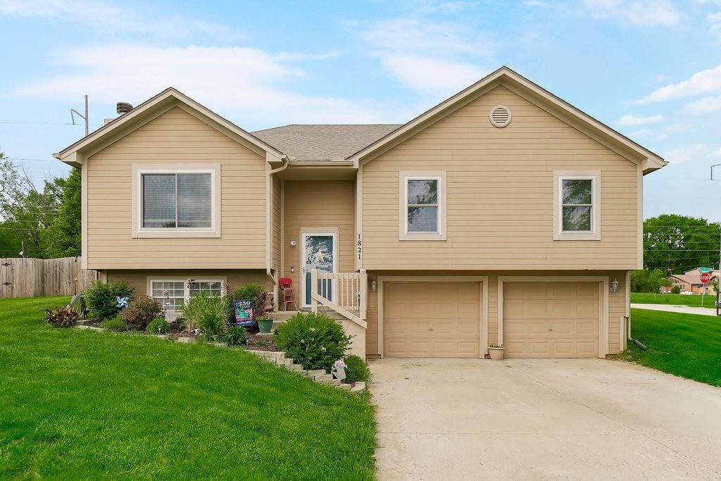 1821 SE Kenwood Drive, Blue Springs, MO 64014