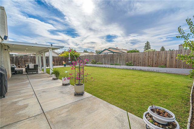 625 Meadow Grove Ct, Bakersfield, CA 93308