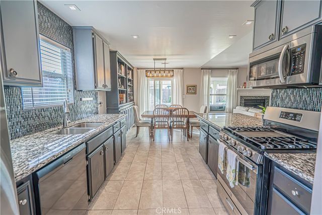 625 Meadow Grove Ct, Bakersfield, CA 93308