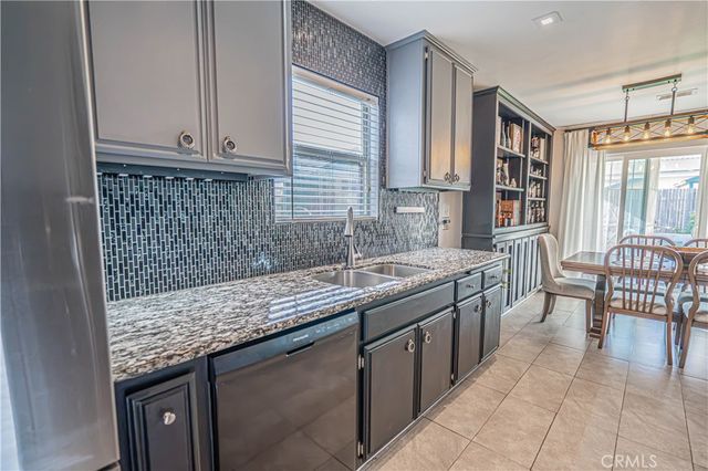 625 Meadow Grove Ct, Bakersfield, CA 93308
