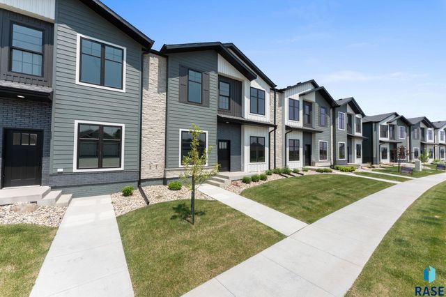 8621 W Shoreline Pl Place, Sioux Falls, SD 57107