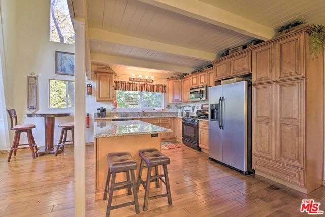 888 Grass Valley Road, Lake Arrowhead, CA 92352