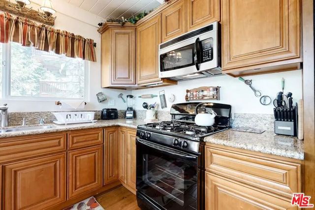 888 Grass Valley Road, Lake Arrowhead, CA 92352
