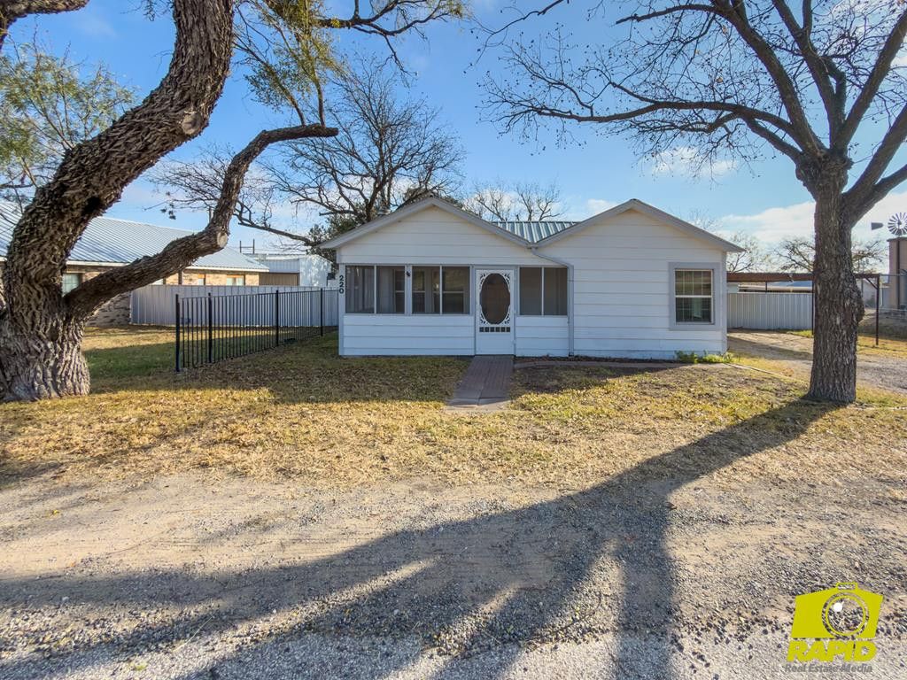 220 N Broadway Street, Mertzon, TX 76941