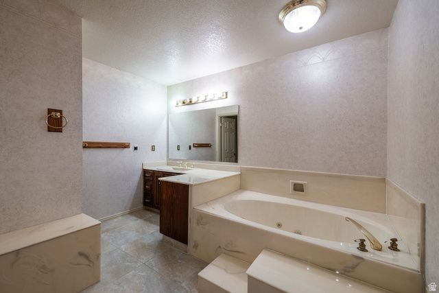 5529 S WOODCREST DR, Holladay, UT 84117