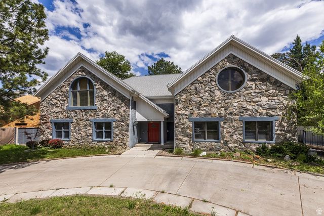 5529 S WOODCREST DR, Holladay, UT 84117