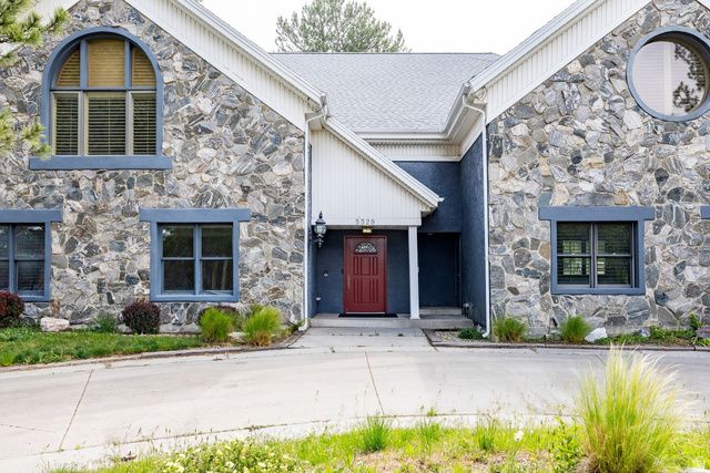 5529 S WOODCREST DR, Holladay, UT 84117